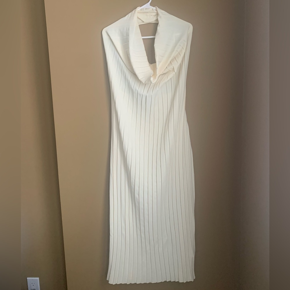 ☀️SUMMER CLEARANCE ITEM☀️ Zara Pleated Maxi Halter Neck Dress with open back.